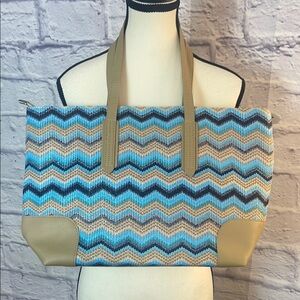 NWOT Lightweight Chevron Patterned Tote Bag - Blue and Tan Zipper Shoulder